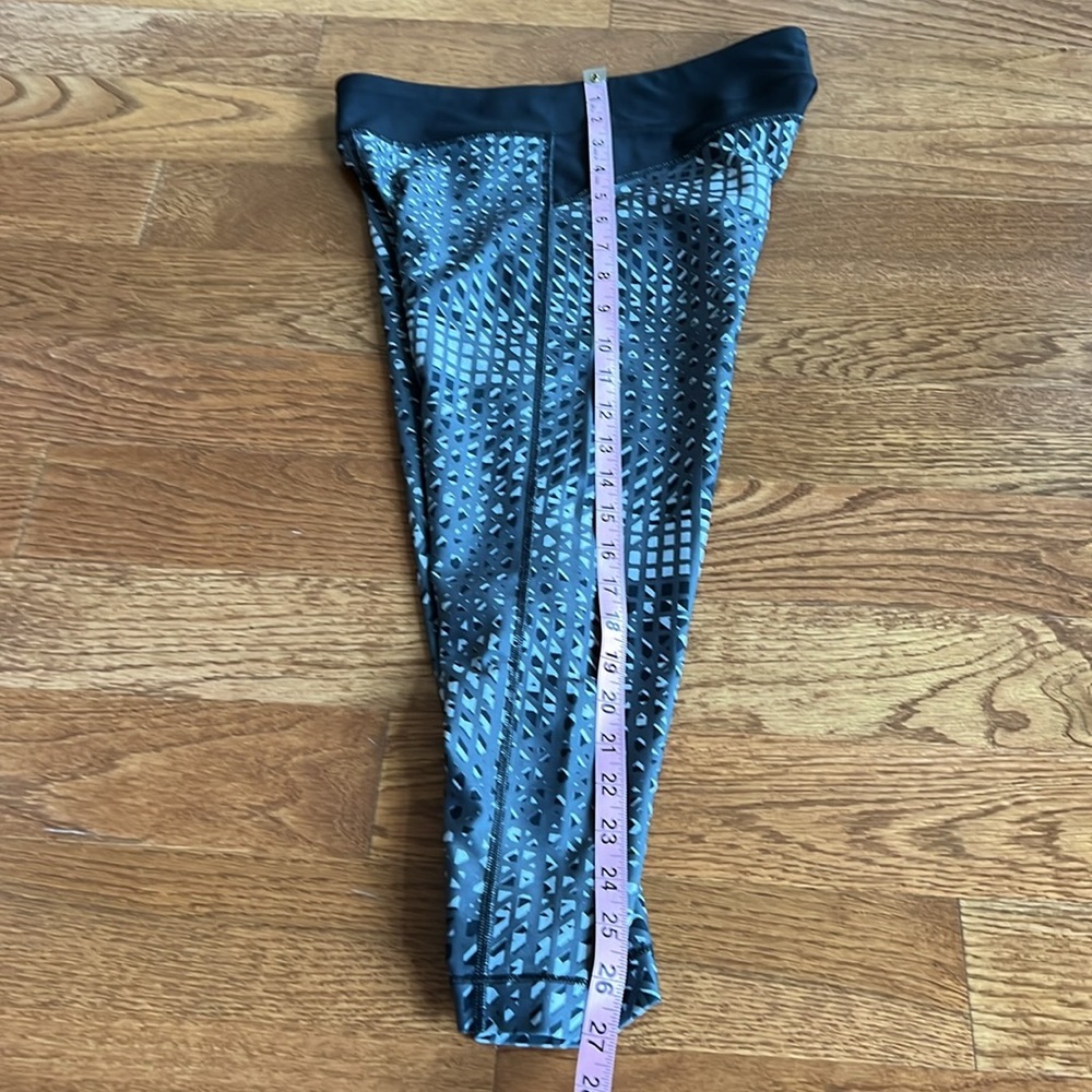 Under Armour Cropped Grey Patterned Leggings Shou… - image 6